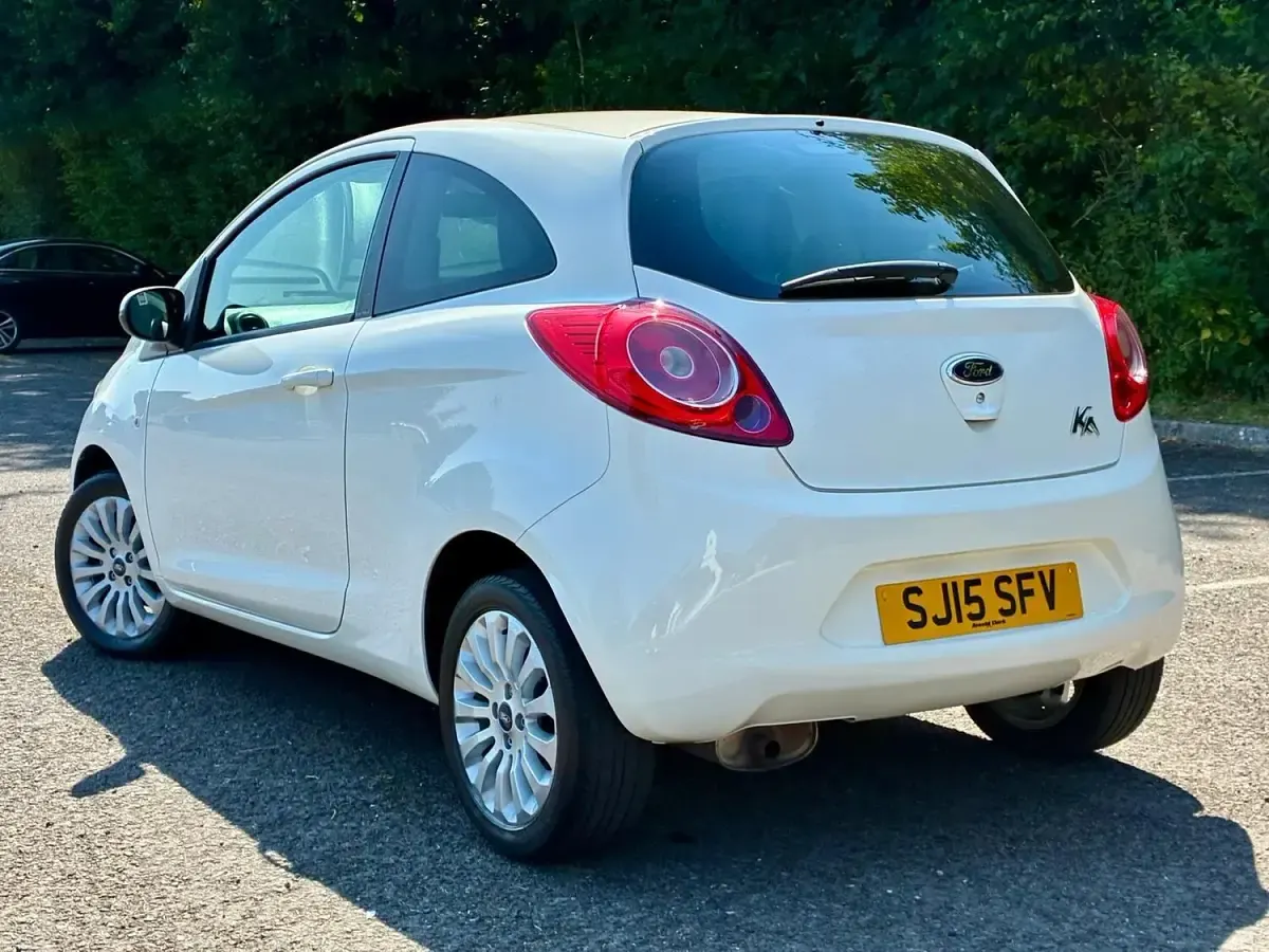Used Ford Ka Zetec 69 HP (50 kW) 2015 White Hatchback
