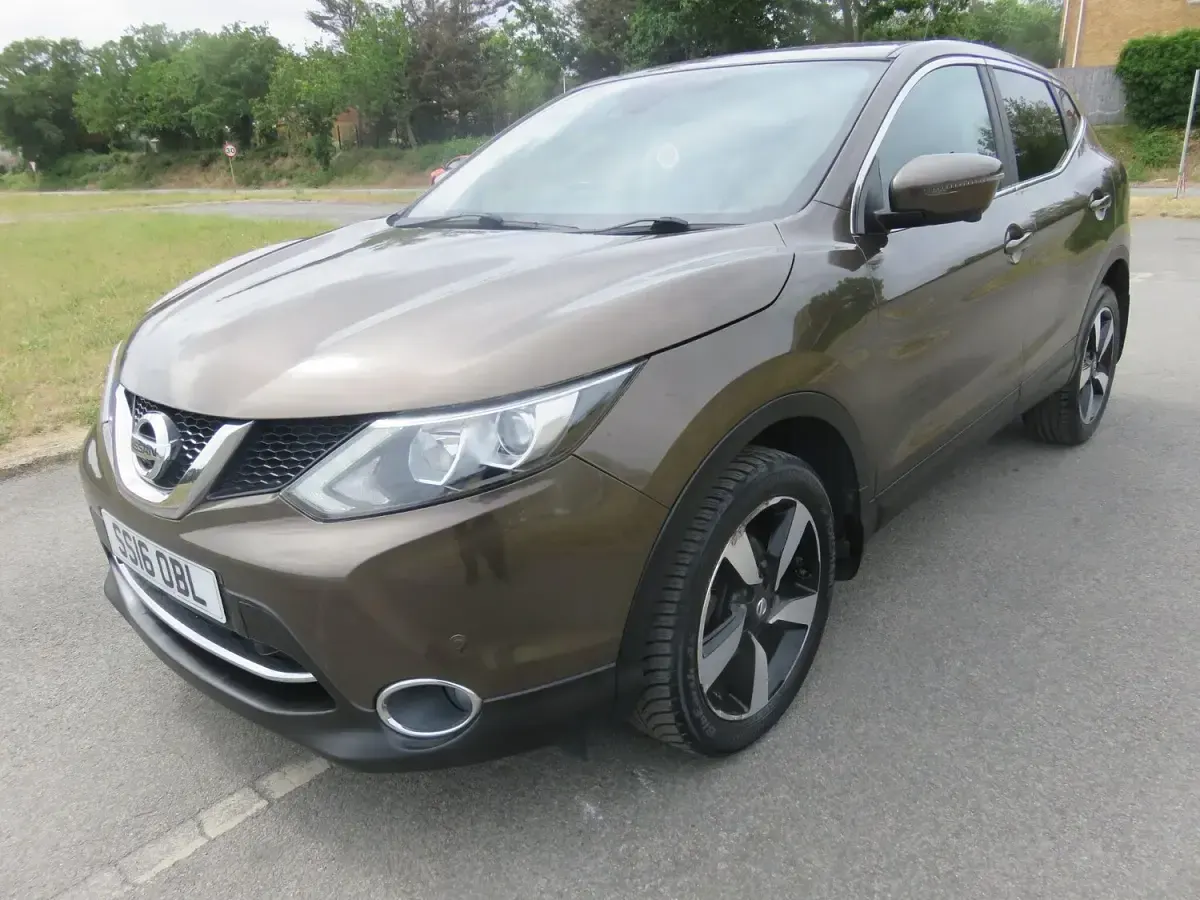 Used Nissan Qashqai N-Connecta 115 HP (84 kW) 2016 Bronze SUV