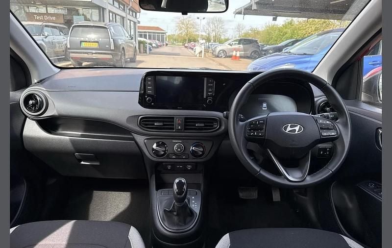 Usado Hyundai i10 Advanced 77 HP (56 kW) 2025 Vermelho Citadino