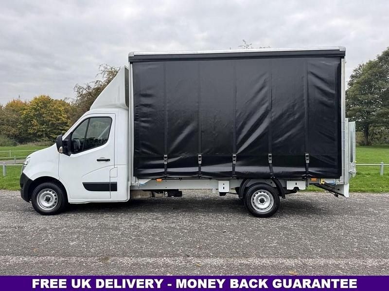 Used Nissan NV400 Tekna 150 HP (110 kW) 2021 White Van