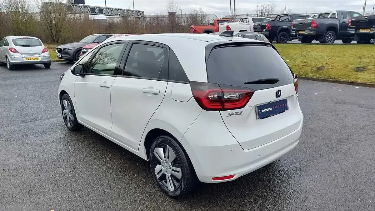 Używany Honda Jazz Hybrid 109 KM (80 kW) 2021 Biały Hatchback