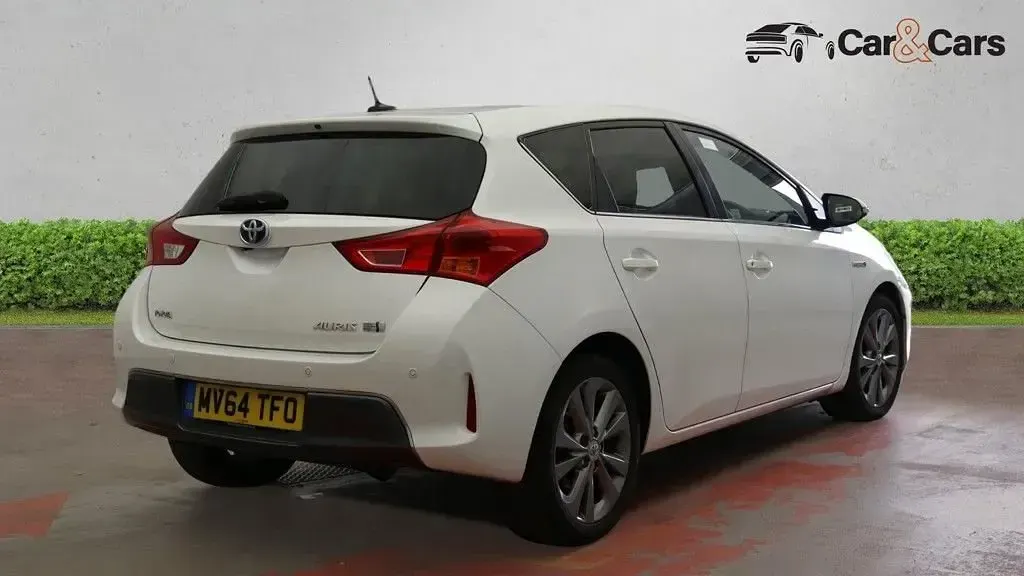 Used Toyota Auris 136 HP (100 kW) 2014 White Hatchback