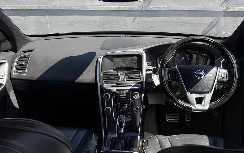 Used Volvo XC60 R-Design 190 HP (139 kW) 2017 SUV