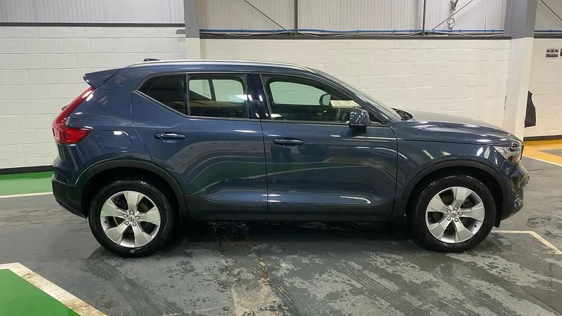 Used Volvo XC40 Momentum 197 HP (144 kW) 2021 Blue SUV
