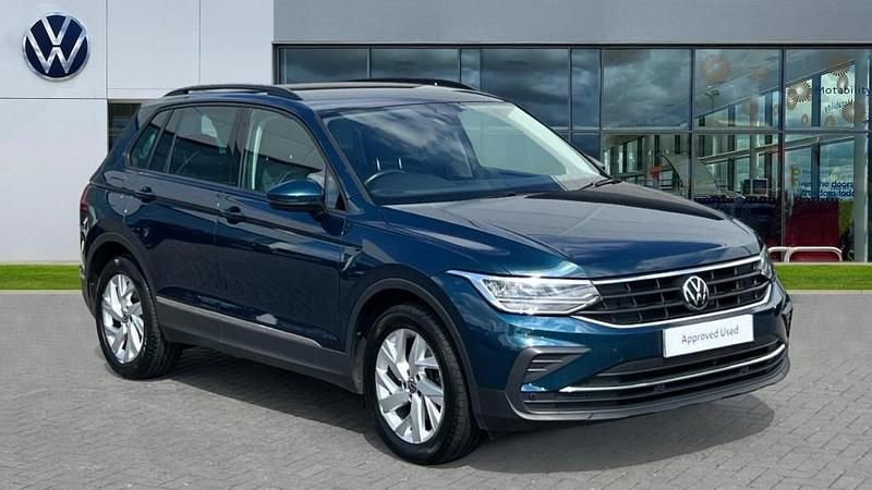 Nightshade blue metallic Used 2022 VW Tiguan Life SUV | £18,897 (Fair price) - Image 1/4