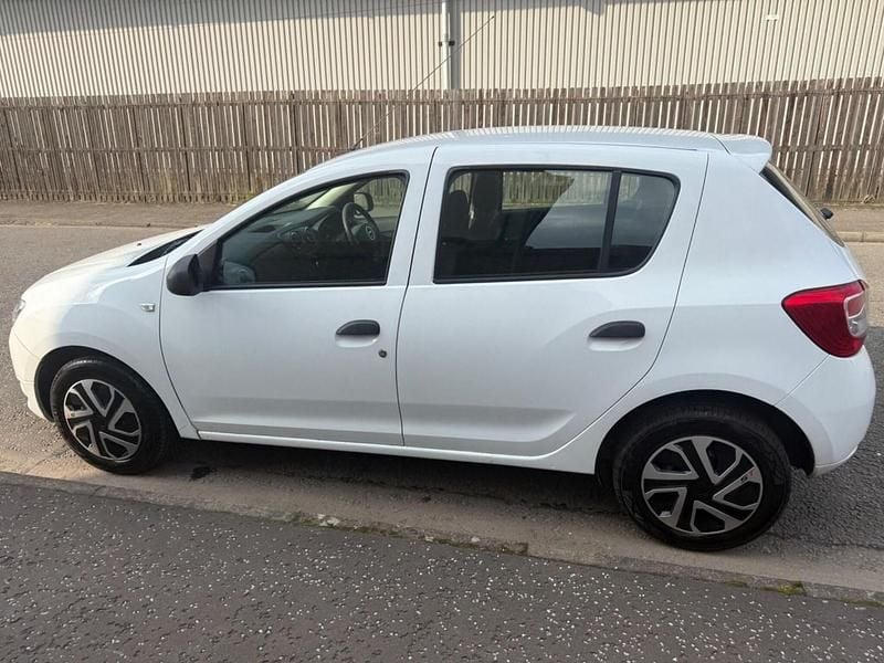 Used Dacia Sandero Ambiance 75 HP (55 kW) 2014 White Hatchback