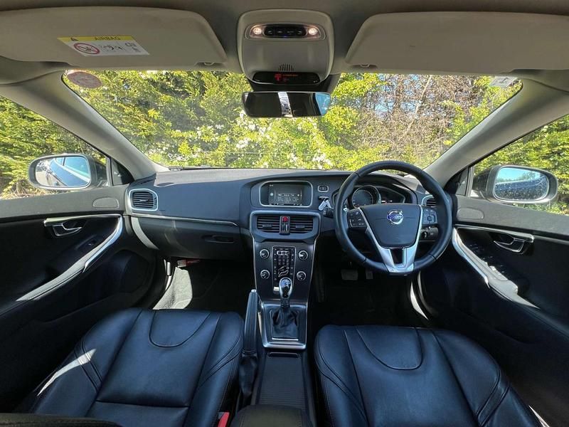 Begagnad Volvo V40 2016 Svart Halvkombi