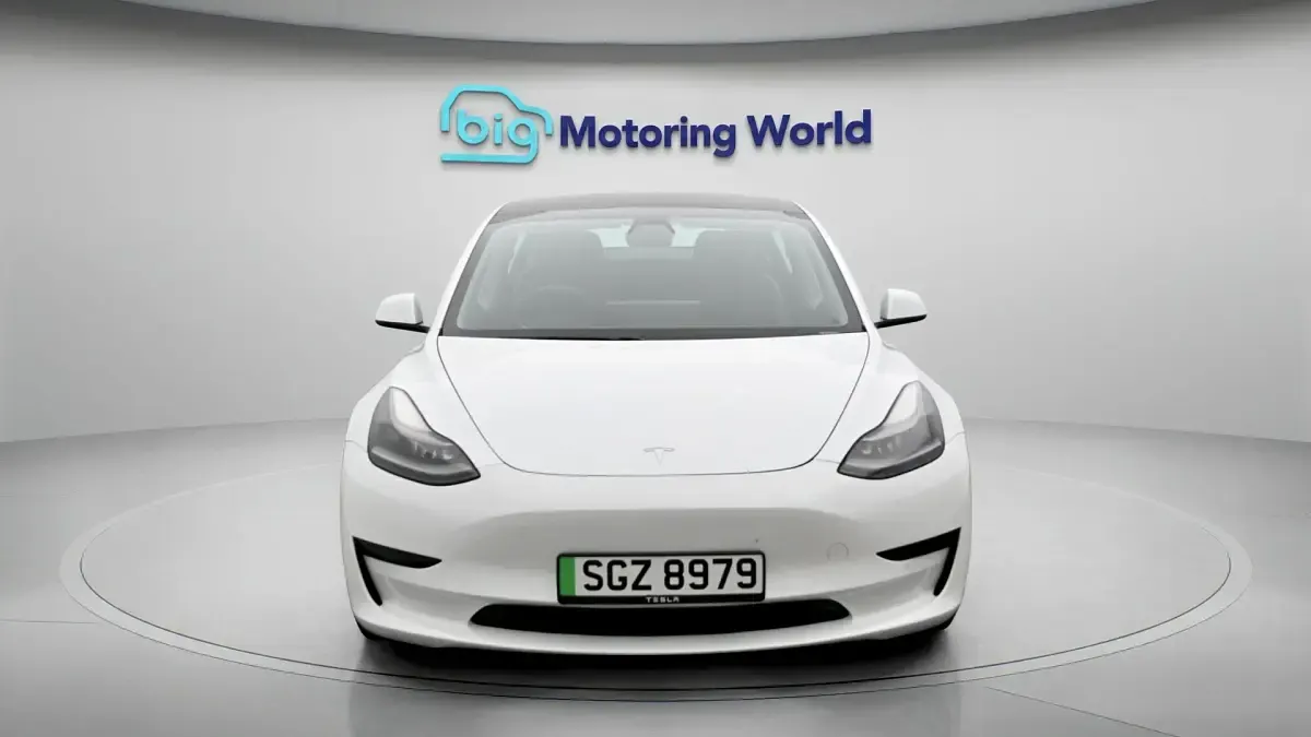Used Tesla Model 3 Standard Range Plus 222 kW (302 HP) 2021 White Sedan