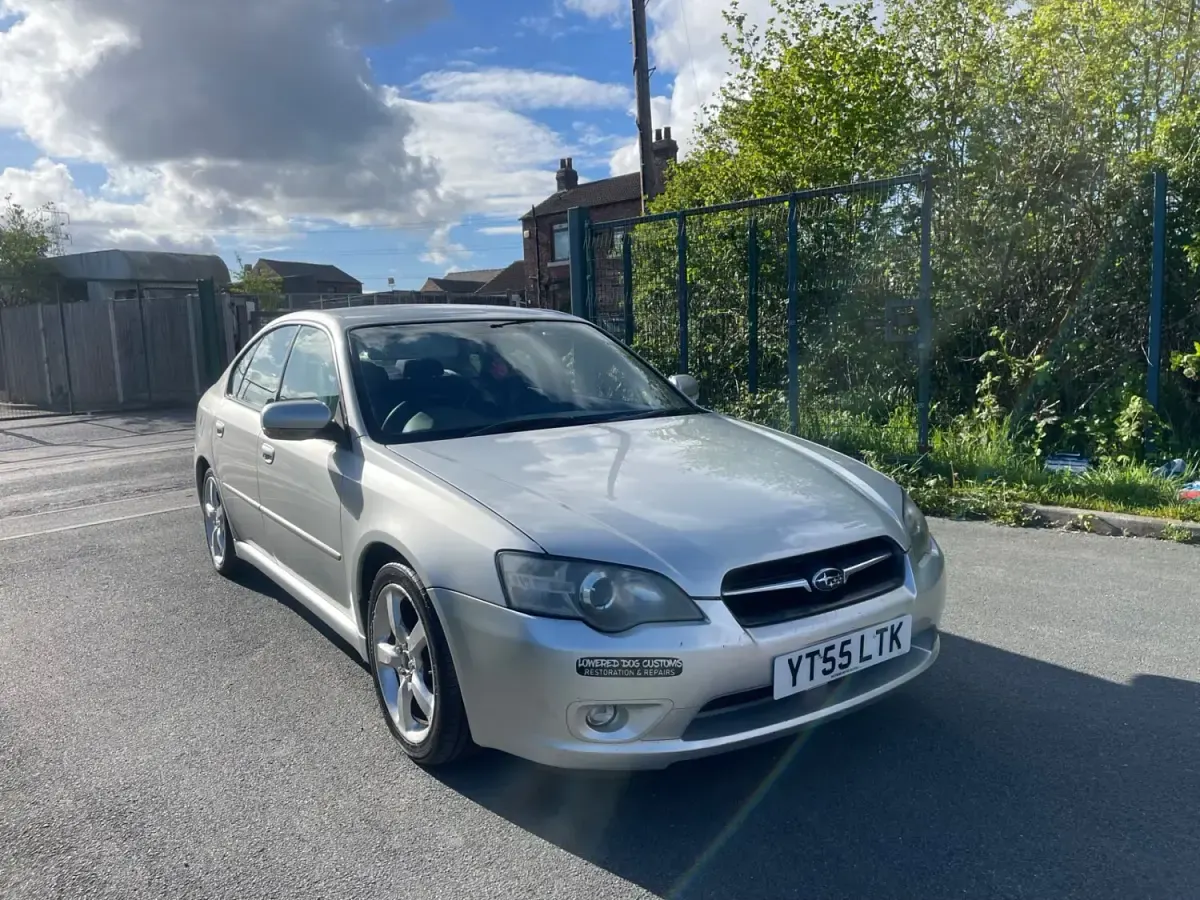 Begagnad Subaru Legacy 2005 Silver Sedan