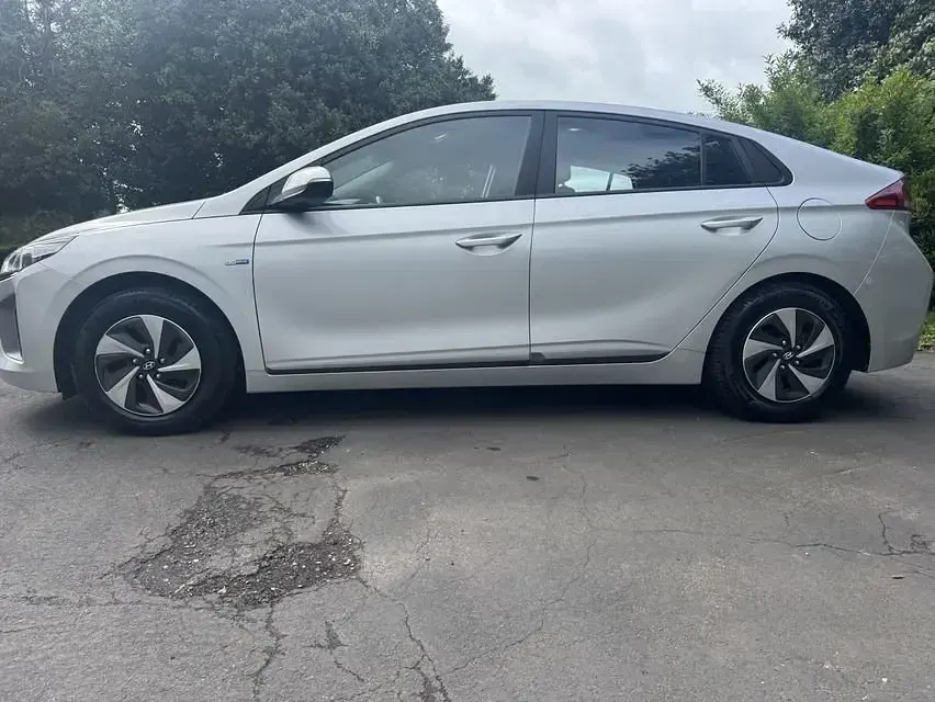 Begagnad Hyundai Ioniq SE 141 HK (103 kW) 2019 Silver Halvkombi