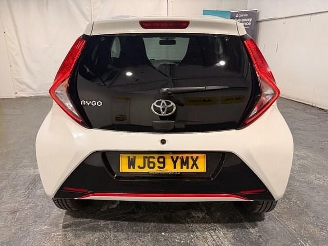 Used Toyota Aygo Play 72 HP (52 kW) 2019 White Hatchback