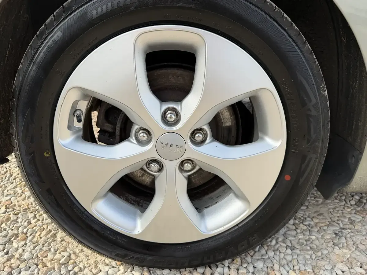 Used Kia Carens 2016 Silver MPV