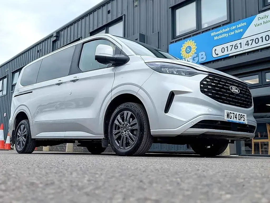 Used Ford Tourneo Titanium 136 HP (100 kW) 2024 Silver MPV