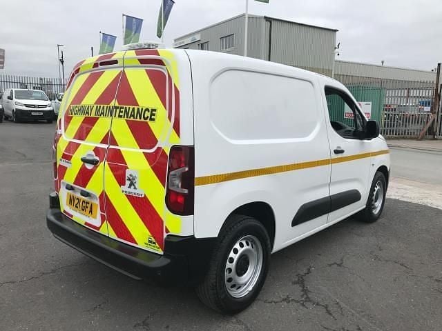 Used Peugeot Partner 100 HP (73 kW) 2021 White MPV