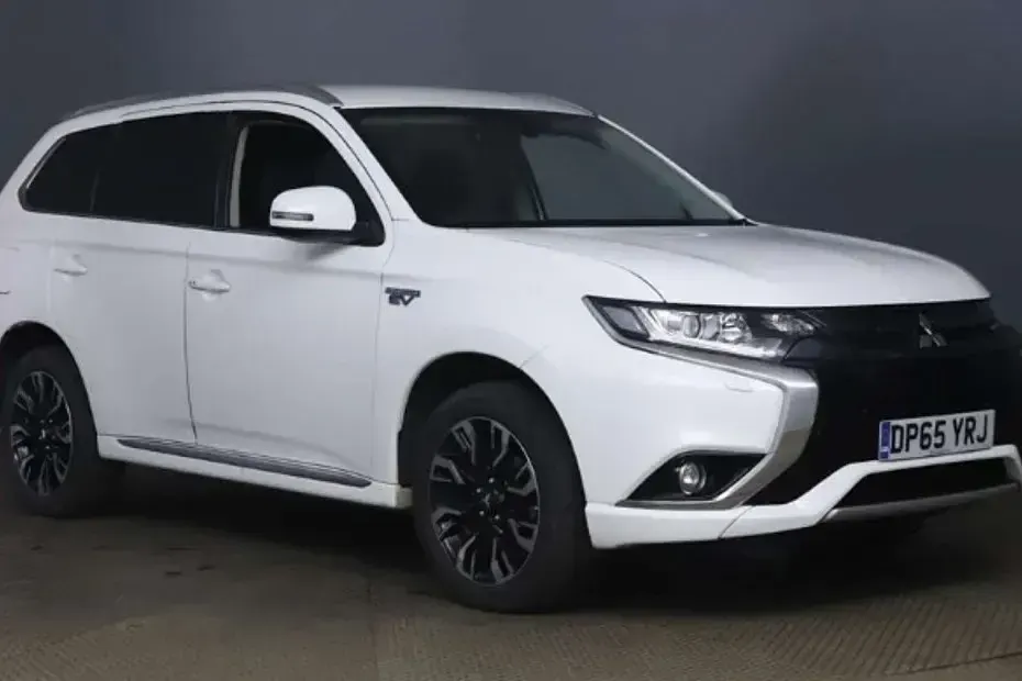 Used Mitsubishi Outlander P-HEV 2015 White Estate