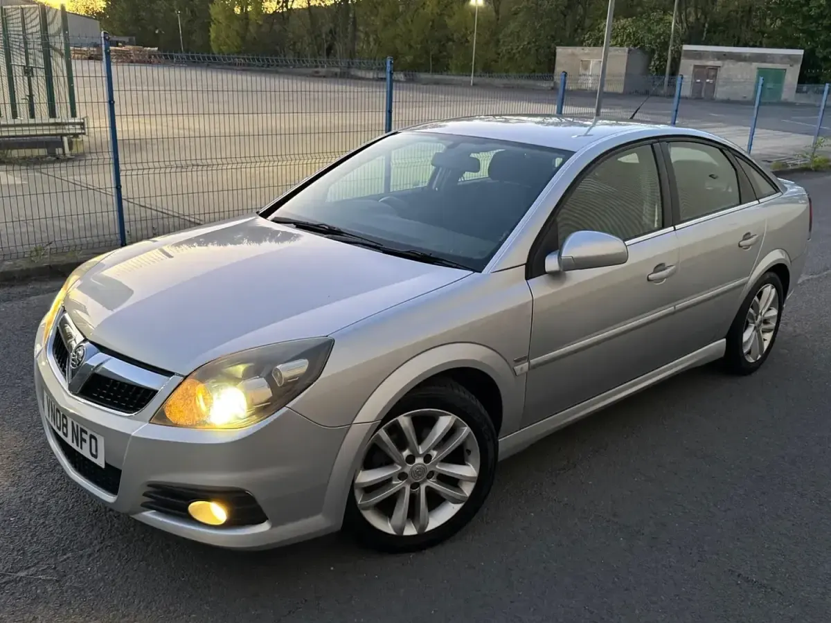 Używany Vauxhall Vectra SRi 120 KM (88 kW) 2008 Srebrny Hatchback