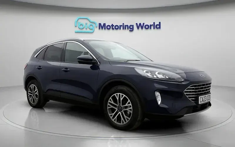 Usado Ford Kuga Titanium 150 HP (110 kW) 2023 Azul SUV