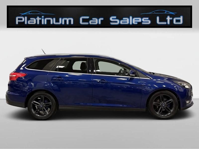 Usado Ford Focus Titanium 115 HP (84 kW) 2015 Azul Carrinha