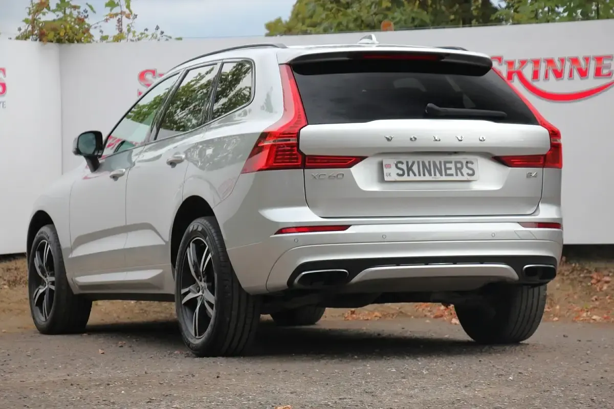 Used Volvo XC60 R-Design 194 HP (142 kW) 2021 Silver SUV