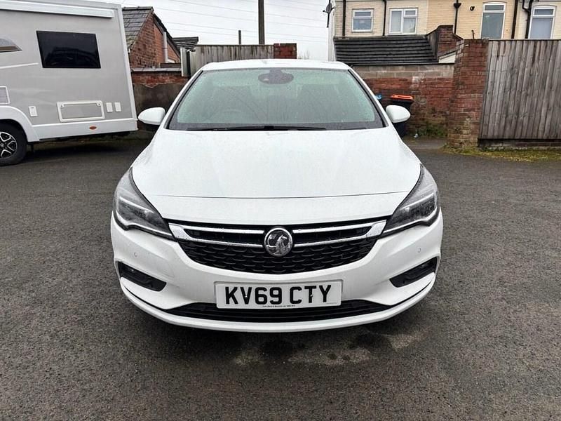Used Vauxhall Astra SRi 150 HP (110 kW) 2019 White Hatchback