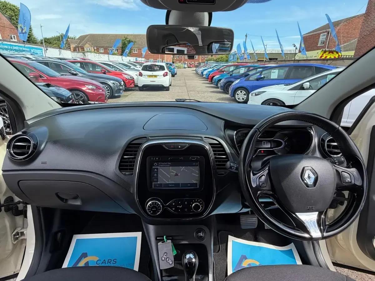 Used Renault Captur Dynamique 90 HP (66 kW) 2015 Cream/black SUV