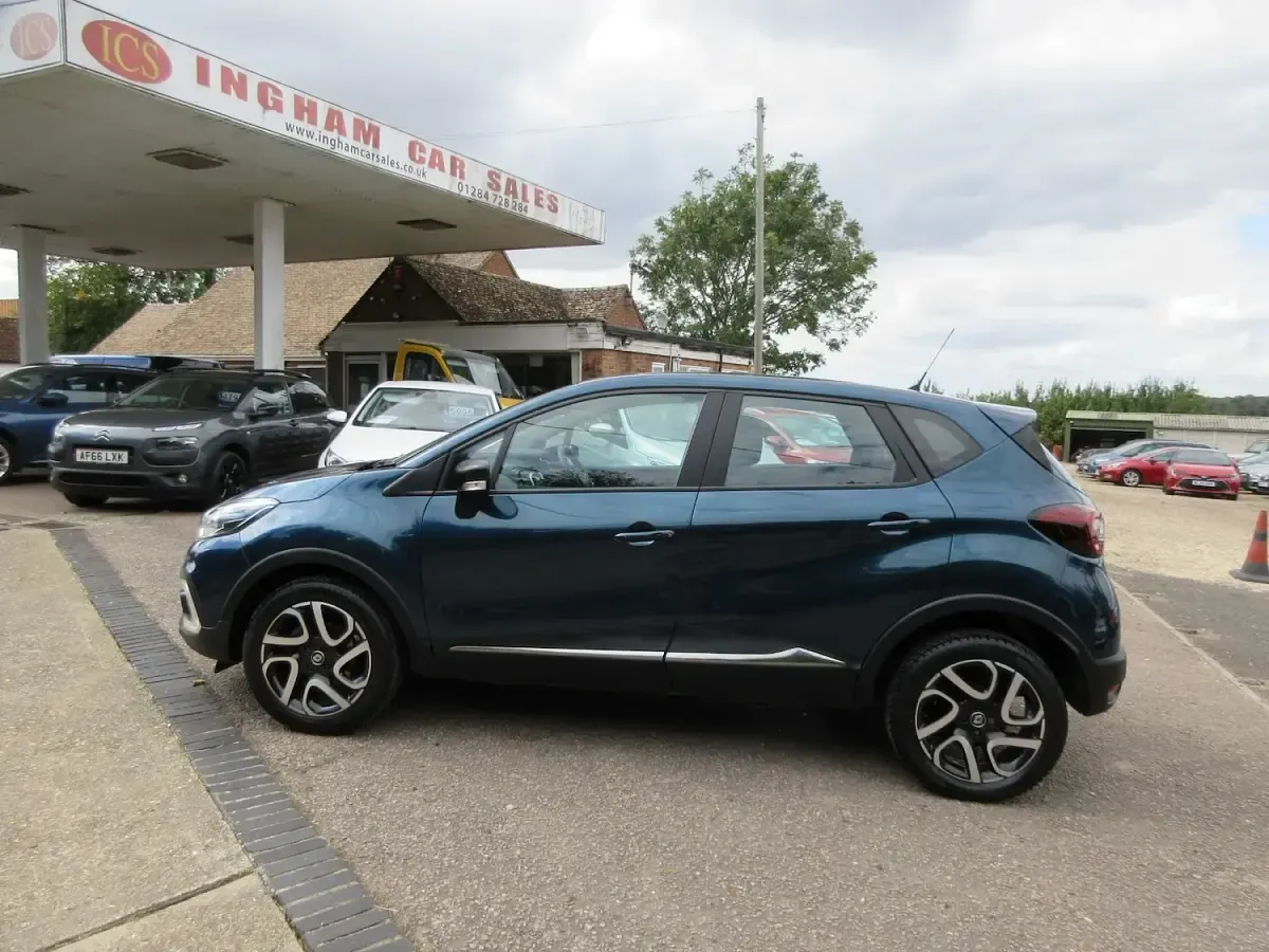 Used Renault Captur Dynamique 88 HP (64 kW) 2017 Blue SUV