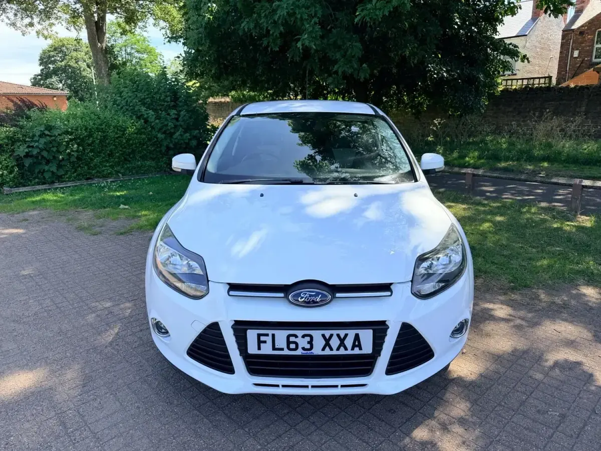 Used Ford Focus Zetec 125 HP (91 kW) 2013 White Hatchback