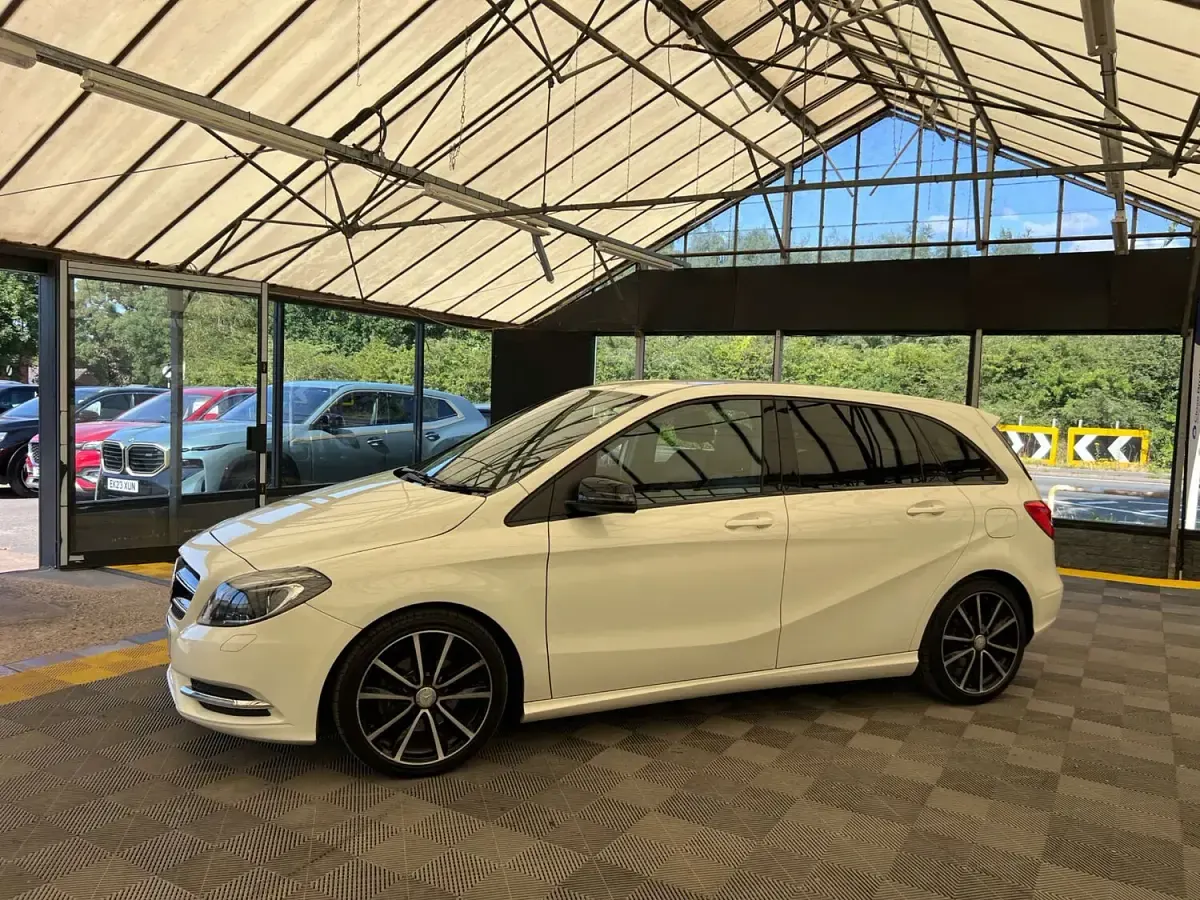 Used Mercedes B180 109 HP (80 kW) 2014 White Hatchback