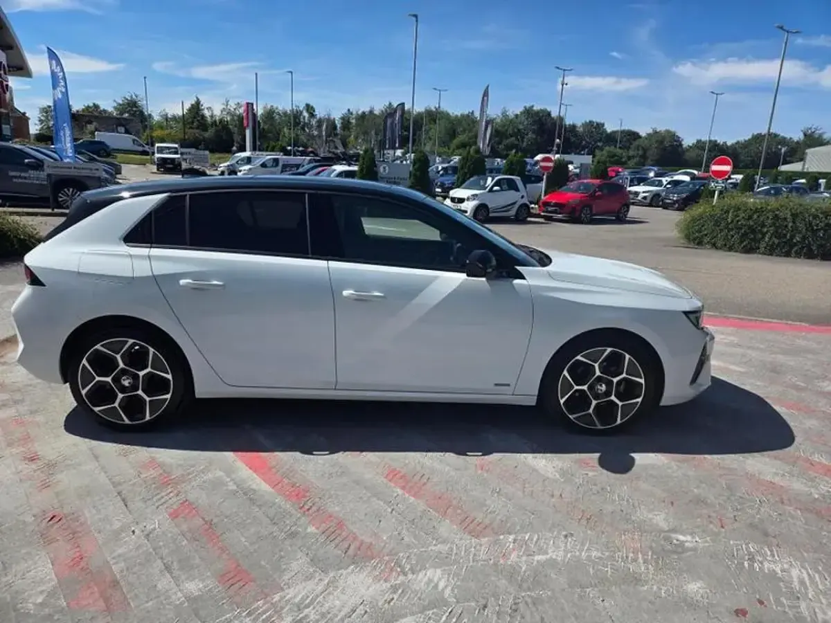 Used Vauxhall Astra Ultimate 128 HP (94 kW) 2023 White Hatchback