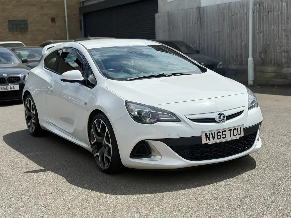Used Vauxhall Astra GTC 280 HP (205 kW) 2015 White Hatchback