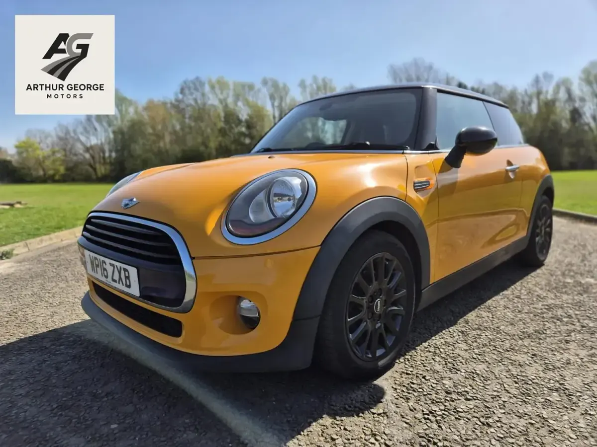 Usado Mini Cooper Hatch 136 CV (100 kW) 2016 Naranja Utilitario