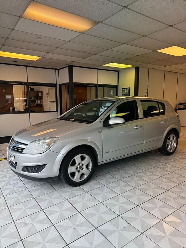 Used Vauxhall Astra Club 90 HP (66 kW) 2007 Silver Hatchback