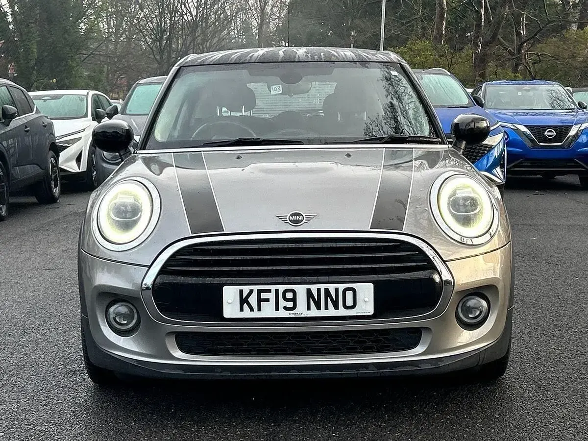 Usado Mini Cooper Classic 136 HP (100 kW) 2019 Prateado Citadino