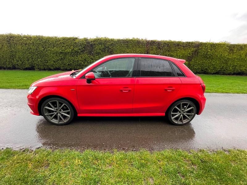 Begagnad Audi A1 Black Edition 2018 Röd Halvkombi