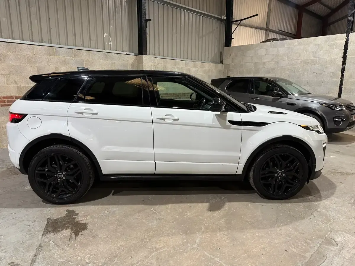 Used Land Rover Range Rover evoque HSE Dynamic 180 HP (132 kW) 2017 White Estate