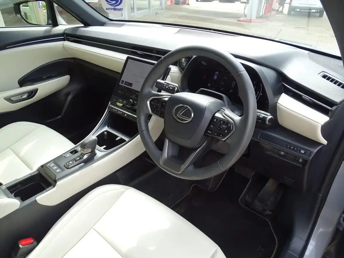 Used Lexus LBX 136 HP (100 kW) 2024 Grey SUV