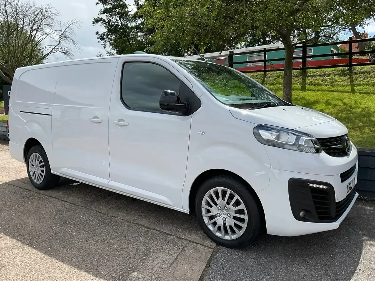 Used Vauxhall Vivaro 100 HP (73 kW) 2023 White MPV