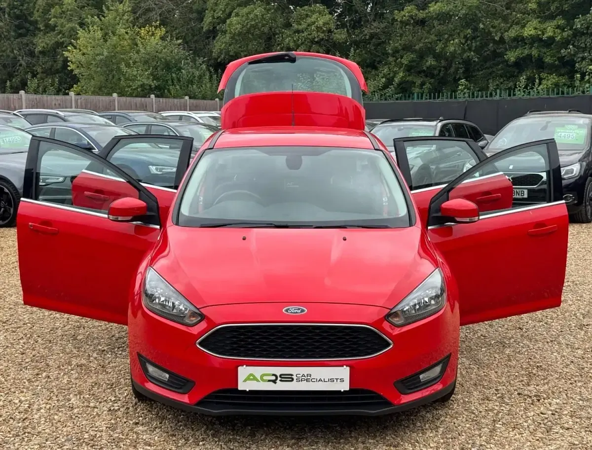 Used Ford Focus Zetec 125 HP (91 kW) 2015 Red Hatchback