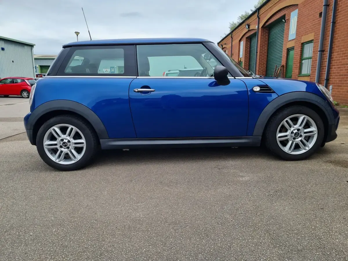 Begagnad Mini ONE Hatch 98 HK (72 kW) 2012 Blå Halvkombi