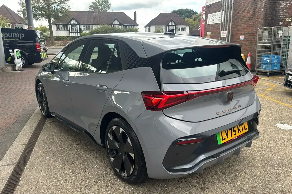 Begagnad Cupra Born e-Boost 169 kW (231 HK) 2025 Grå Halvkombi