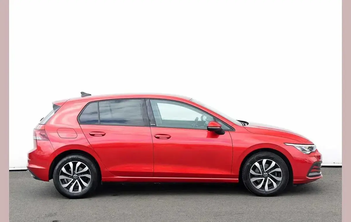 Używany VW Golf VIII Active 147 KM (108 kW) 2022 Czerwony Hatchback