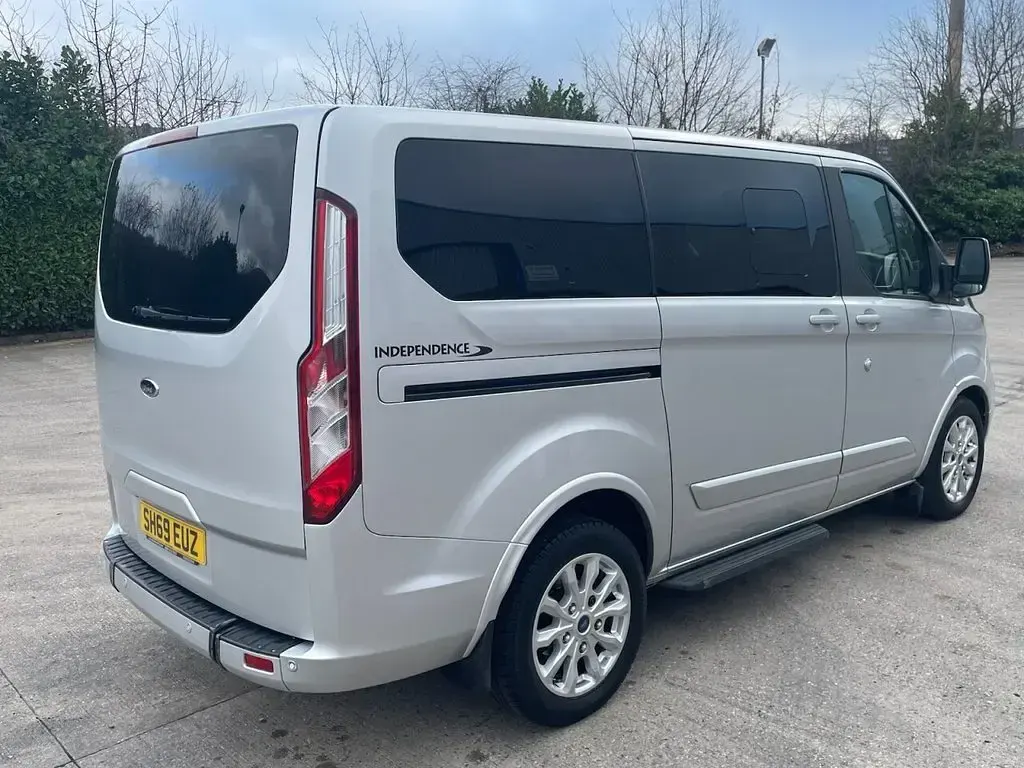 Used Ford Tourneo Titanium 130 HP (95 kW) 2020 Silver MPV
