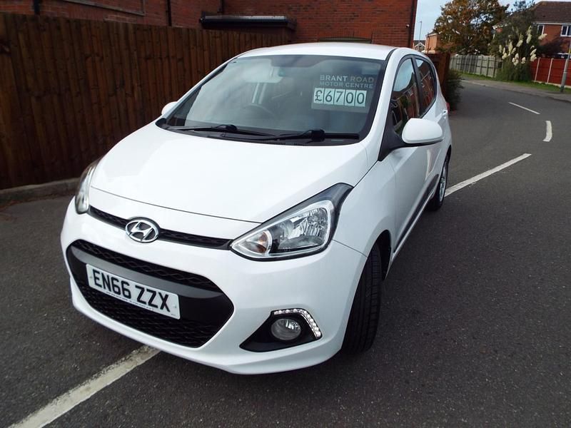 Used Hyundai i10 Premium 87 HP (63 kW) 2016 White Hatchback