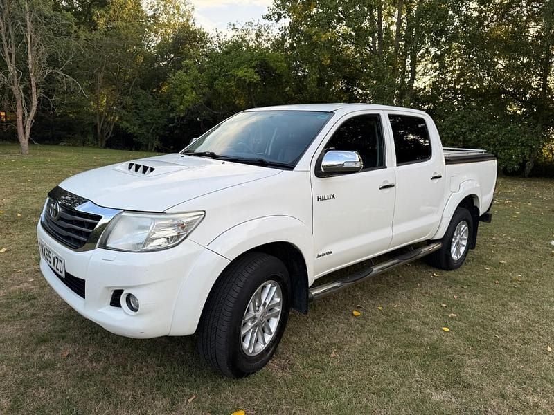 White Used 2015 Toyota HiLux Pickup | £15,995 (A bit pricey) - Image 1/4
