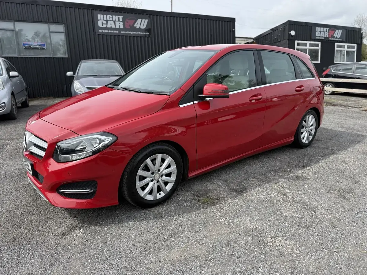 Begagnad Mercedes B180 SE 109 HK (80 kW) 2015 Röd Minibuss