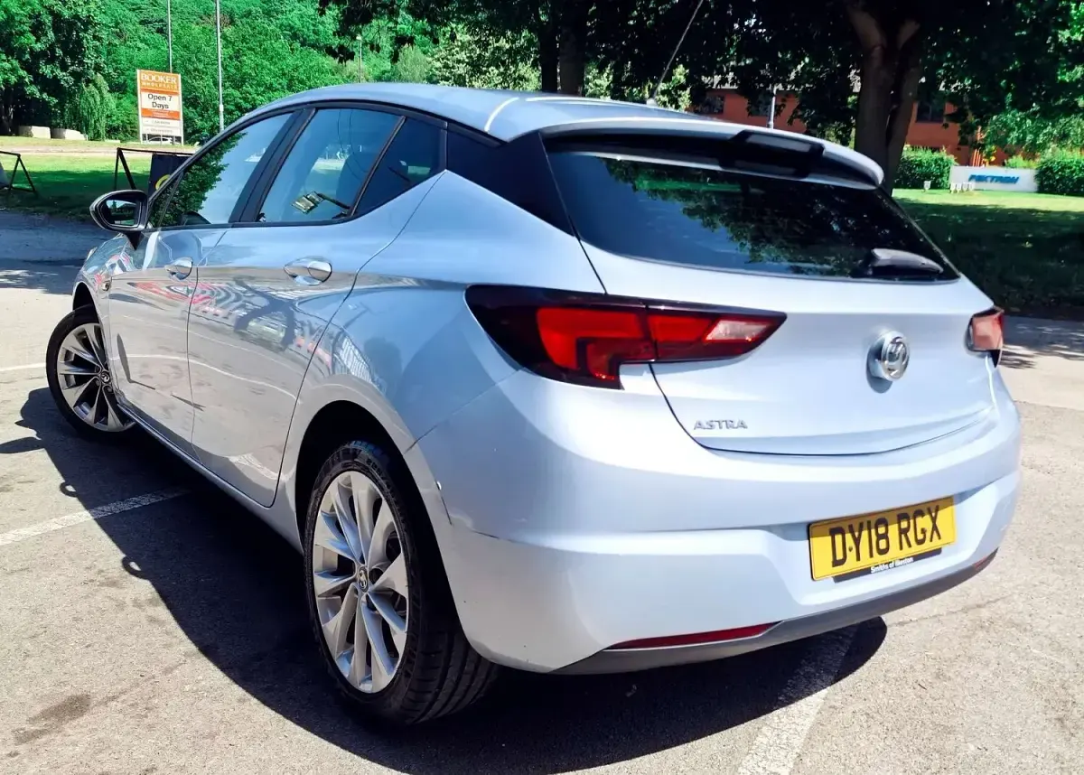 Used Vauxhall Astra Design Edition 101 HP (74 kW) 2018 Silver Hatchback