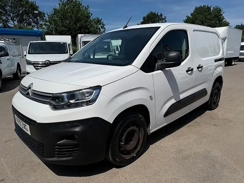 Used Citroën Berlingo Start 100 HP (73 kW) 2019 White MPV