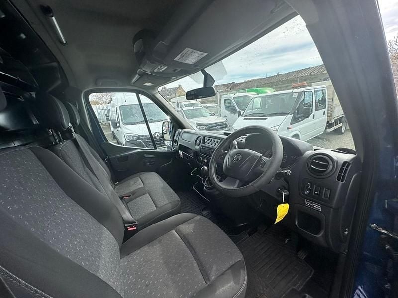 Second-hand Vauxhall Movano 145 CP (106 kW) 2019 Albastru Monovolum