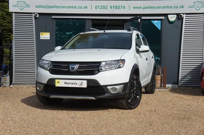 White Used 2013 Dacia Sandero Lauréate Hatchback | £3,995 (Fair price) - Image 1/4
