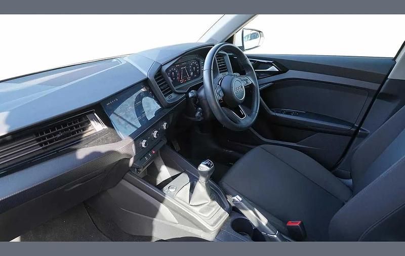 Używany Audi A1 Design 94 KM (69 kW) 2023 Biały SUV